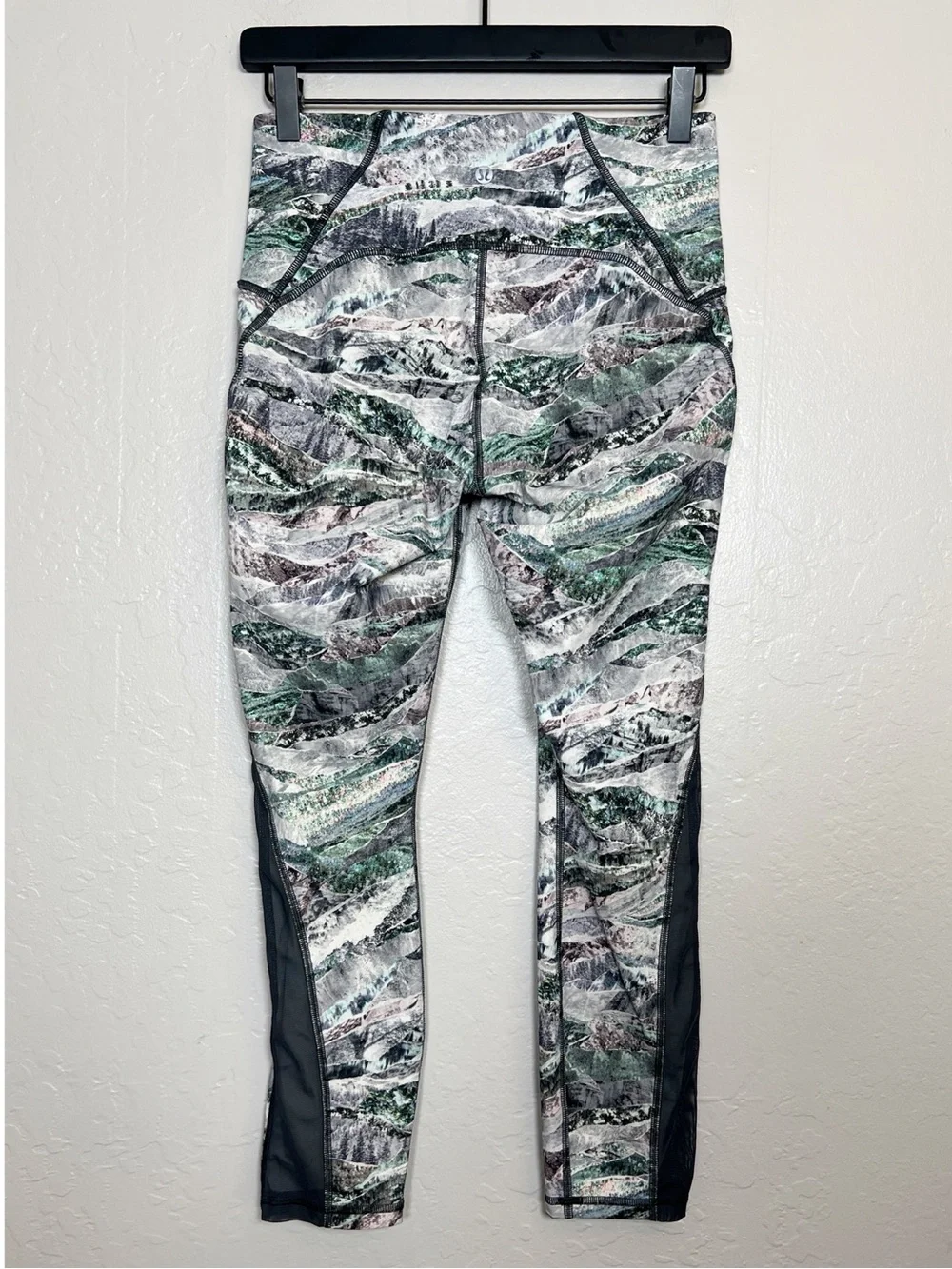 LULULEMON Women’s Size 8 Springscape Multi/Obsidian Train Times Pant 25